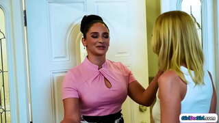 Tette piccole bionda artista della truffa finge di essere un grande tette milfs figliastra in fuga e si ritrova a farsi leccare la figa pelosa dalla sua matrigna