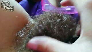 Amatè bourik ak yon pussy pwal sou tout kò mastibe opoze a yon glas