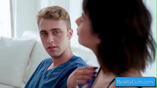 לראות את זה חמודה, נערה ברונטית מוצצת זין ענק ומקבלת את הכוס שלה אצבעות עמוק