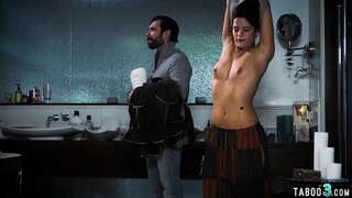 Busty teen fucked afërsisht nga perv lendlord të këmbimit të lirë dhomë