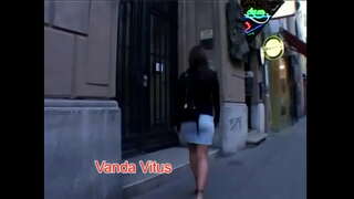 Zeshkane bukurinë Sarah Blu me natyrore tits rides gjeli në të gjitha pozitat