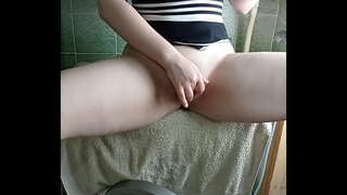 Vajza me një gomar i madh merr një orgazmë në makinë larëse dhe një Vibrator