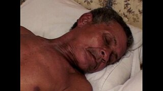 Nonm lan fin vye granmoun ap resevwa kèk grès pussy