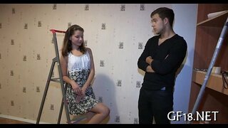 Knabo sidas kaj observadas