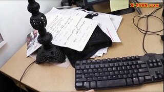 Чоловік уклав угоду з гарячою бізнес-жінкою, щоб заробити гроші