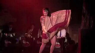 Dannieディーゼルに赤ワColbyを行うとBustout Burlesqueニューオーリンズ