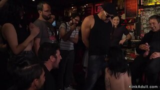 Euro femèl esklav nan kèk bar fè yo pou niche ak souse kòk chante