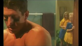 ���ღგზნებული cheerleaders tattooed და აპრილი gets fucked in locker ოთახი