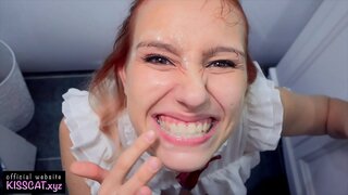 Faccia di Cazzo Deepthroat per i Giovani Babe e Sperma sui Denti per la Pulizia