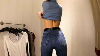 WOW! Hot girl cilik karo susu klamben t-shirt lan blouses ing umum kamar lemari 4K 60Fps