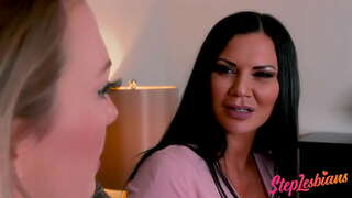 Nevlastní Máma Ukazuje Dceři, Jak Se Mají Lesbický Sex