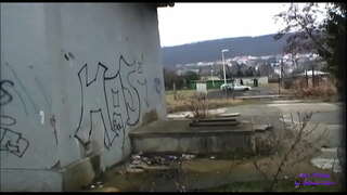 Mergina yra labai raguotas ir ji nori, kad šūdas iš karto, net gatvėje