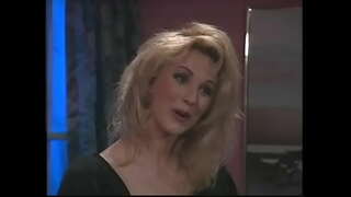 Harrigarria rubia andre oilarra sucks eta lortzen bere arrosa pussy izorratu beltza sofa